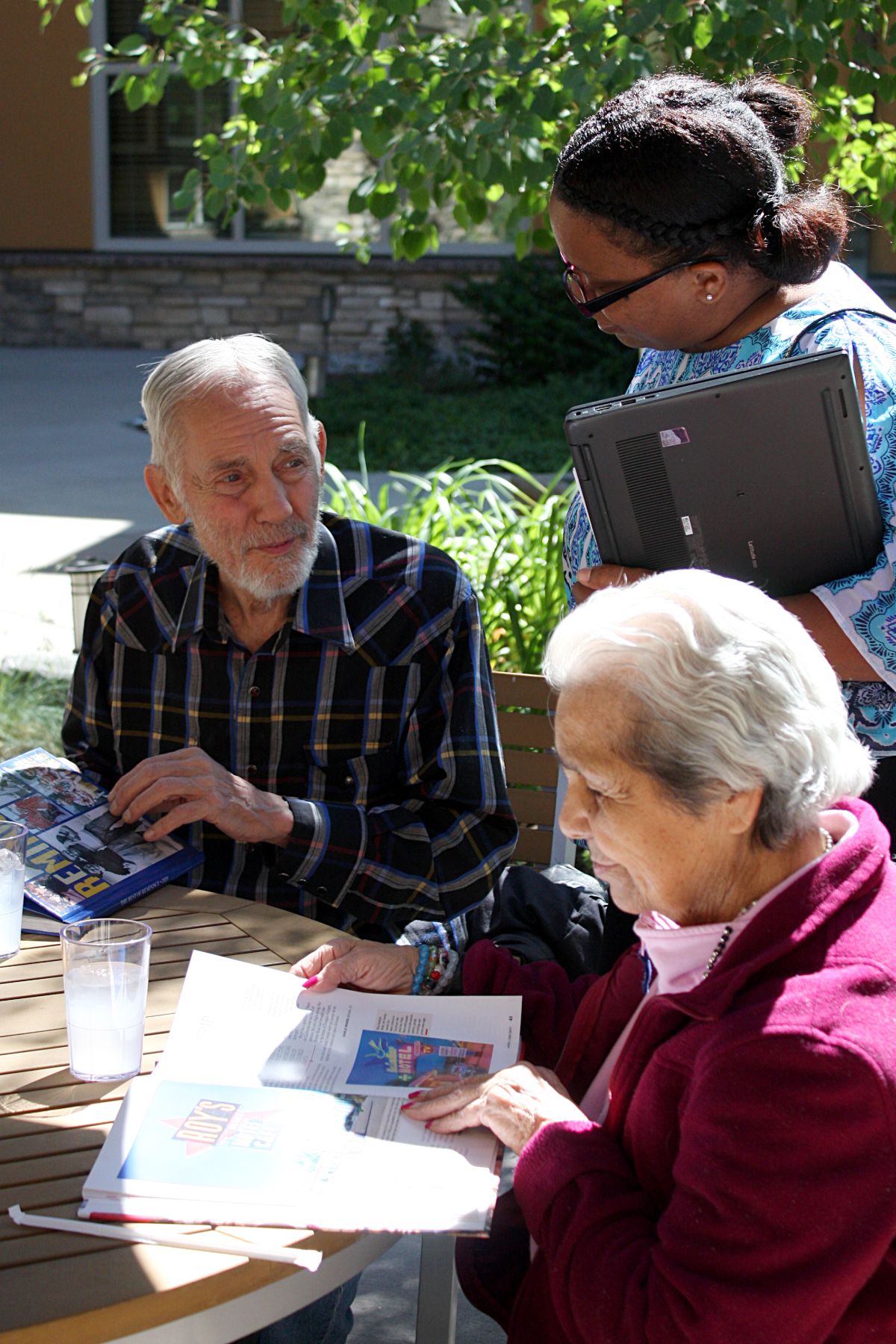 Sunny Vista Senior Living Community in Colorado Springs, CO - the retreat residents reading books